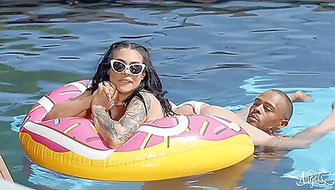 Tattooed girl gets penetrated by the guy in her outdoor clothes