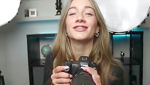 Wonder womans cosplayer is getting her pussy fucked in bed