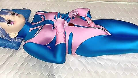 Kinky babe is playing with toy and getting cumshot